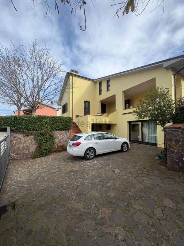 casa indipendente in vendita a Viterbo in zona Fastello