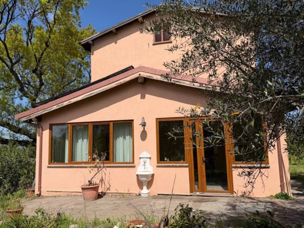 casa indipendente in vendita a Viterbo in zona Tobia