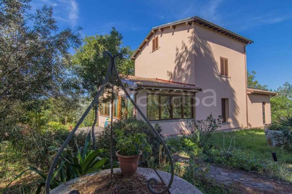 casa indipendente in vendita a Viterbo in zona Tobia