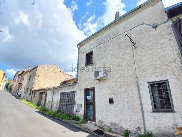 appartamento in vendita a Viterbo in zona Roccalvecce