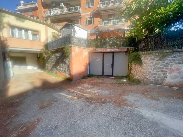 locale di sgombero in vendita a Viterbo