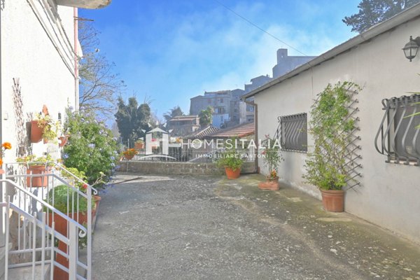appartamento in vendita a Viterbo in zona Roccalvecce
