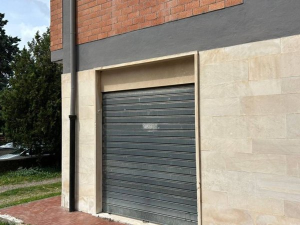locale di sgombero in vendita a Viterbo