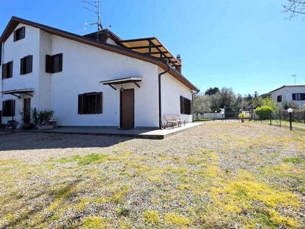 casa indipendente in vendita a Viterbo in zona Tobia