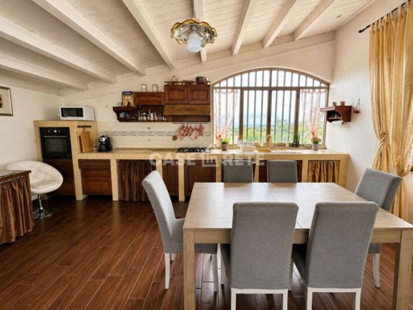 casa indipendente in vendita a Viterbo