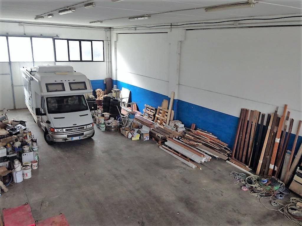 locale commerciale in vendita a Viterbo in zona Grotte Santo Stefano
