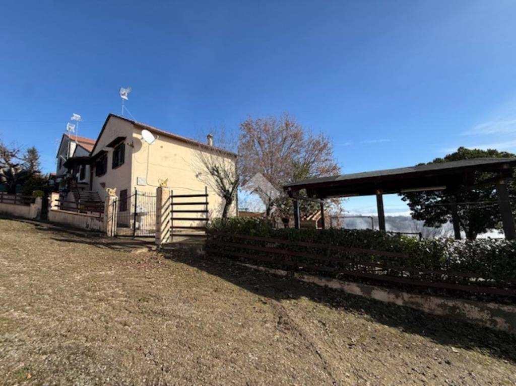casa indipendente in vendita a Viterbo in zona Roccalvecce