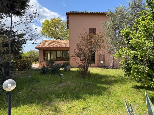 casa indipendente in vendita a Viterbo in zona Centro Città