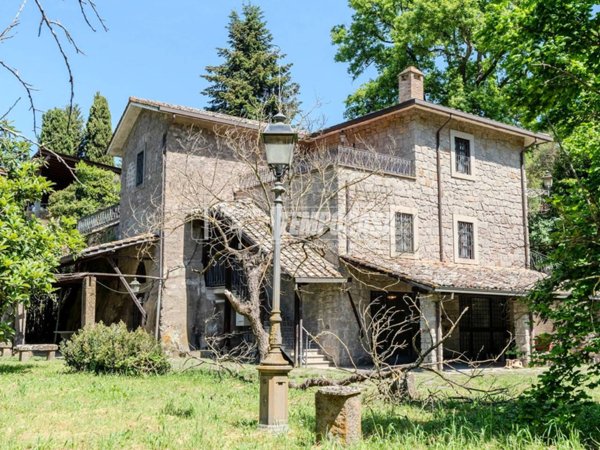casa indipendente in vendita a Viterbo in zona Centro Città