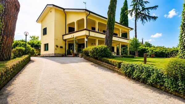 casa indipendente in vendita a Viterbo