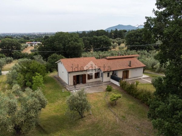 casa indipendente in vendita a Viterbo in zona Tobia