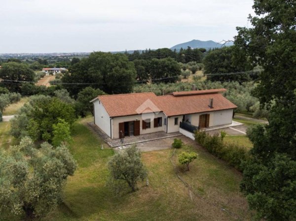 casa indipendente in vendita a Viterbo in zona Tobia