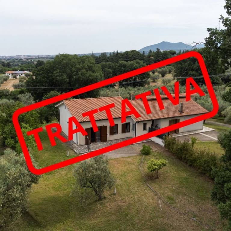 casa indipendente in vendita a Viterbo in zona Tobia
