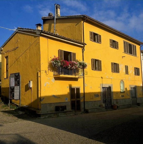 casa indipendente in vendita a Viterbo in zona Fastello
