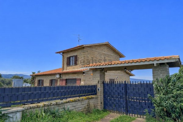 casa semindipendente in vendita a Viterbo in zona Monterazzano