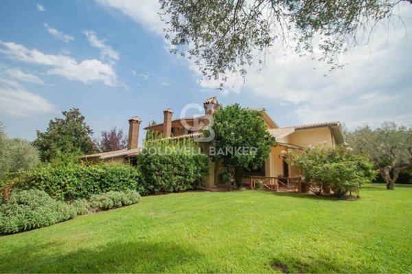casa indipendente in vendita a Viterbo in zona Centro Città