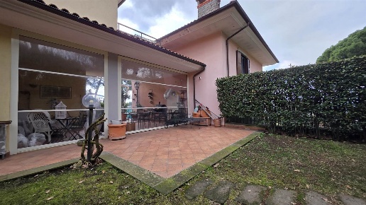 casa indipendente in vendita a Viterbo in zona Tobia