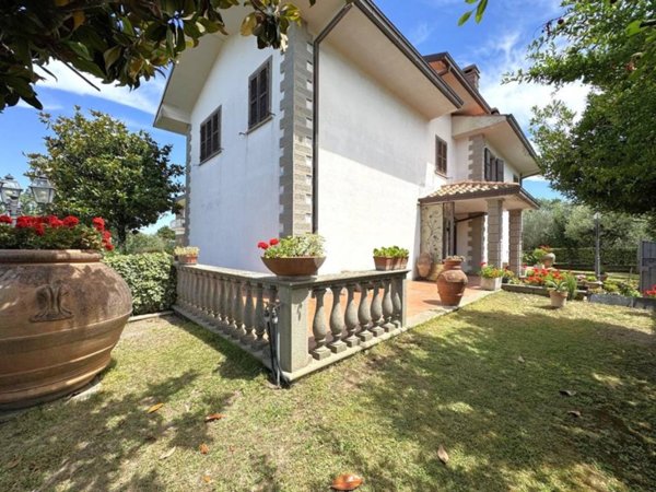 casa indipendente in vendita a Viterbo