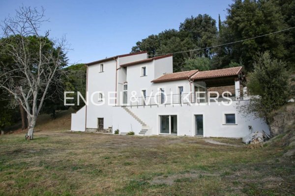 casa indipendente in vendita a Viterbo in zona Tobia