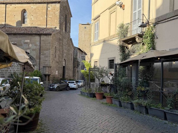 negozio in vendita a Viterbo in zona Centro Città