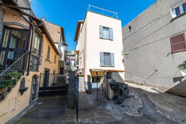 casa indipendente in vendita a Viterbo in zona Bagnaia