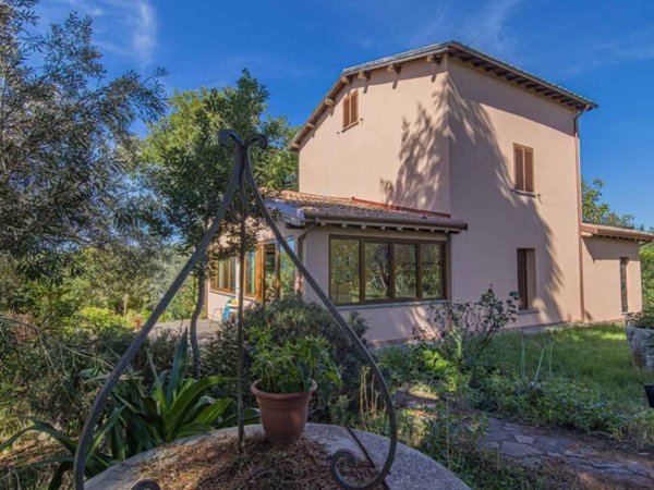casa indipendente in vendita a Viterbo in zona Tobia