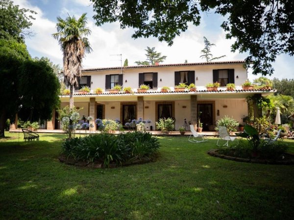 casa indipendente in vendita a Viterbo