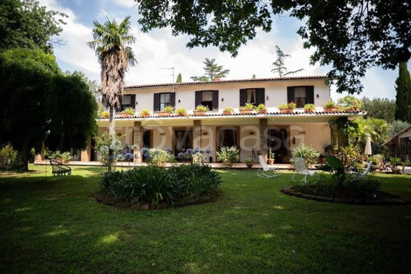 casa indipendente in vendita a Viterbo in zona Monterazzano
