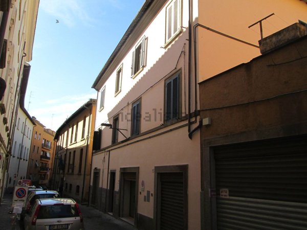 locale commerciale in vendita a Viterbo in zona Centro Città