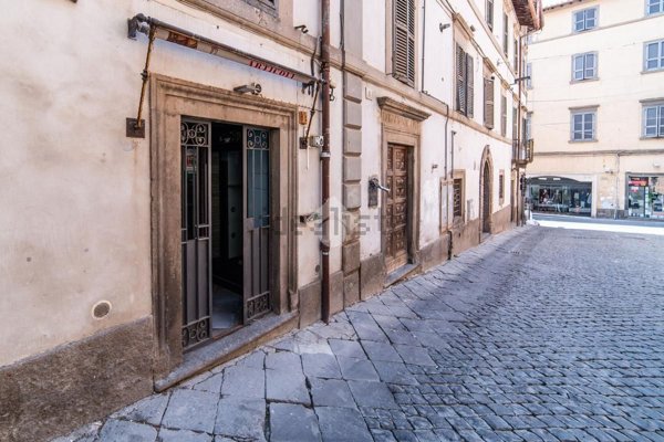 locale commerciale in vendita a Viterbo