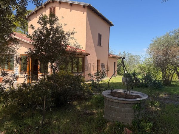 casa indipendente in vendita a Viterbo in zona Tobia