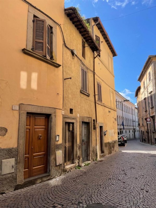 casa indipendente in vendita a Viterbo in zona Centro Città