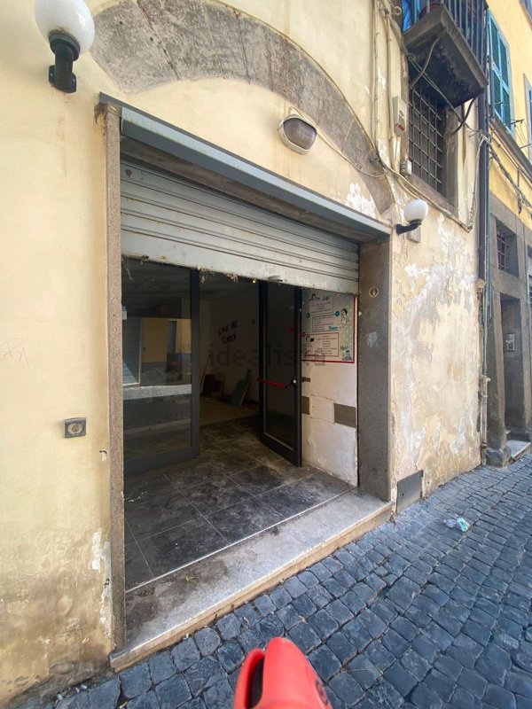 locale commerciale in vendita a Viterbo in zona Centro Città