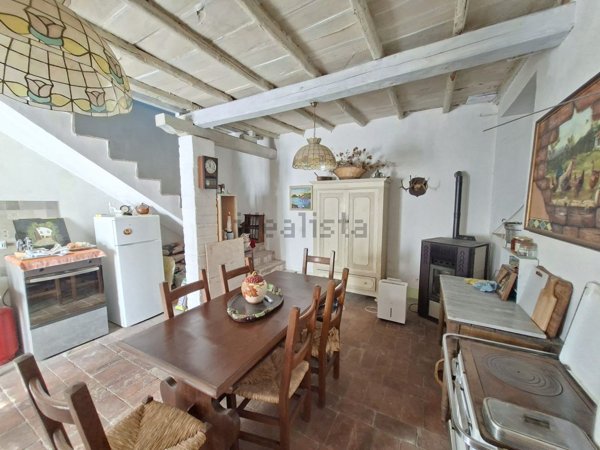 casa indipendente in vendita a Viterbo in zona Campolungo