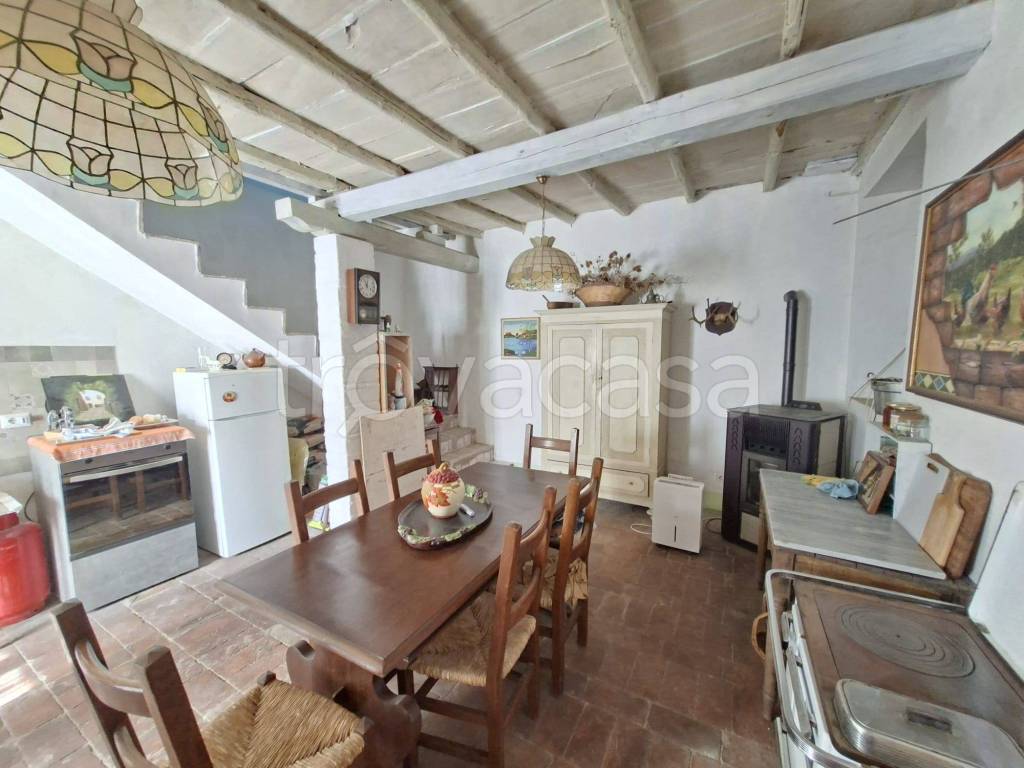 casa indipendente in vendita a Viterbo in zona Tobia