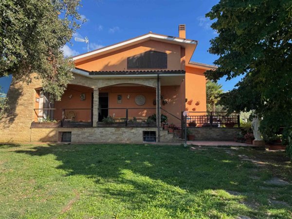 casa indipendente in vendita a Viterbo in zona Carcarelle