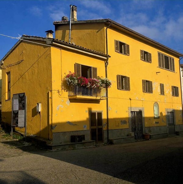 casa indipendente in vendita a Viterbo in zona Fastello