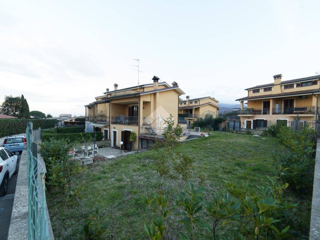 casa indipendente in vendita a Vitorchiano in zona Paparano
