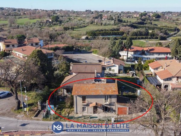 casa indipendente in vendita a Vitorchiano