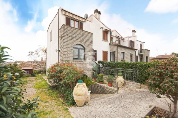 casa indipendente in vendita a Vitorchiano