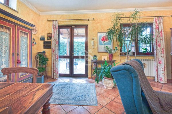 casa indipendente in vendita a Vitorchiano in zona Paparano