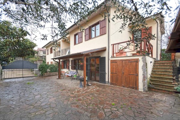 casa indipendente in vendita a Vitorchiano in zona Paparano