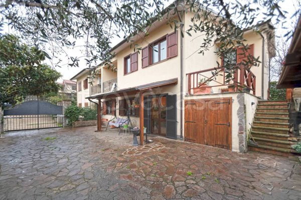 casa indipendente in vendita a Vitorchiano in zona Paparano