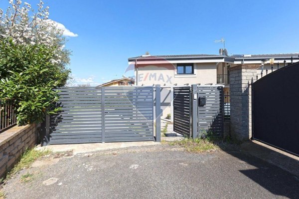 casa indipendente in vendita a Vitorchiano in zona Paparano