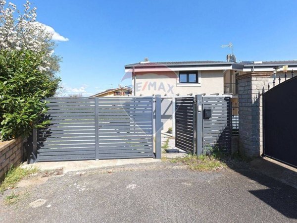 casa indipendente in vendita a Vitorchiano in zona Paparano