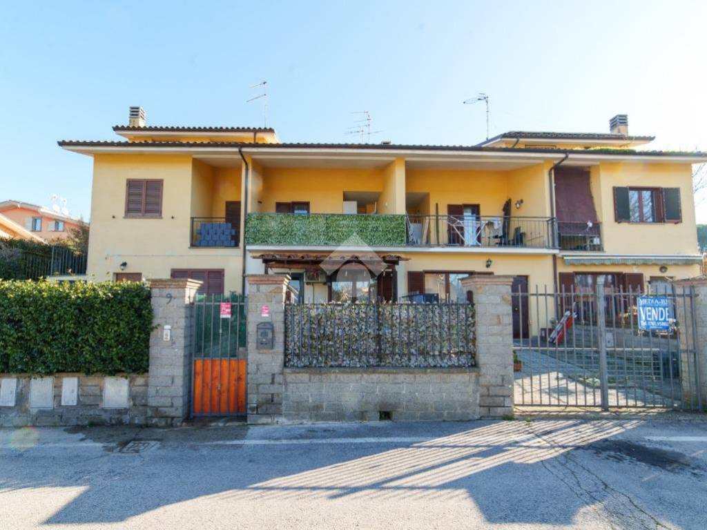 casa indipendente in vendita a Vitorchiano in zona Paparano