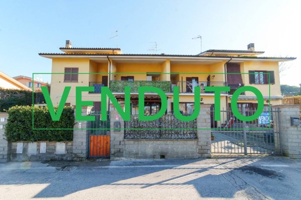 casa indipendente in vendita a Vitorchiano in zona Paparano