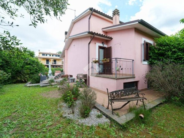 casa indipendente in vendita a Vitorchiano in zona Paparano