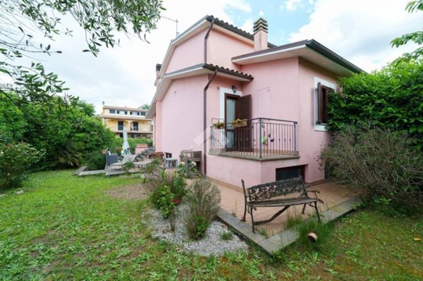 casa indipendente in vendita a Vitorchiano in zona Paparano