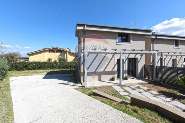 casa indipendente in vendita a Vitorchiano in zona Paparano
